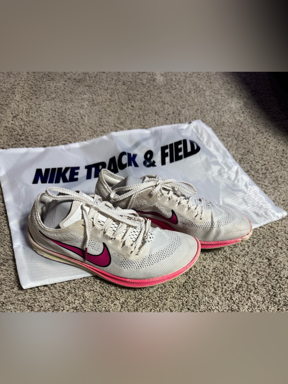 Nike Women’s Track n Field Distance Spikes. Cream with Pink Swoosh